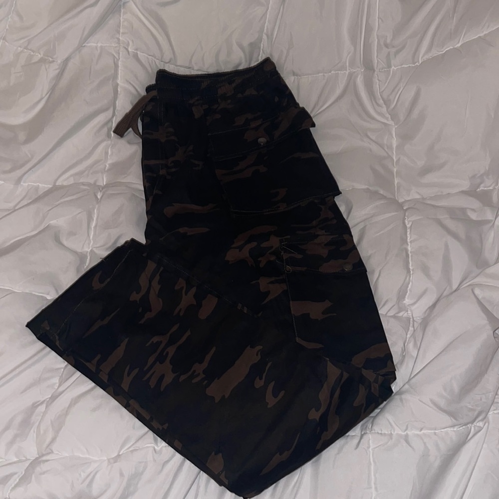 Fashion nova camo cargos with stretchy waistband - NEVER WORN WITH TAGS